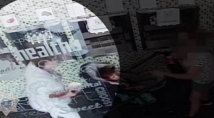 Mulher acusada de remover deliberadamente a máscara para tossir no rosto do bebê