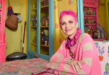 Artista transforma um chalé degradado em casa de bonecas de tamanho natural