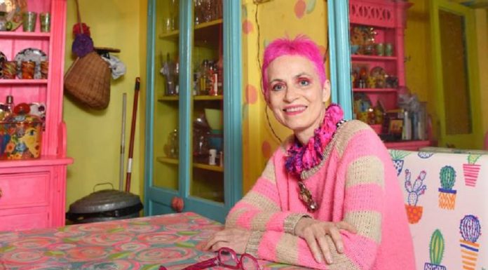Artista transforma um chalé degradado em casa de bonecas de tamanho natural