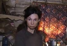 Mulher russa mantida em cativeiro por sua mãe por 26 anos forçada a comer comida de gato