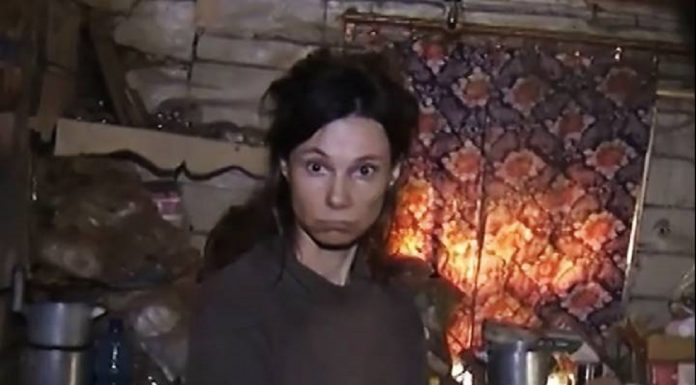 Mulher russa mantida em cativeiro por sua mãe por 26 anos forçada a comer comida de gato