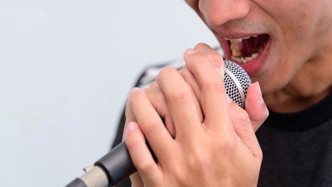 Karaoke em excesso mandou um homem ao hospital com um pulmão desmoronado
