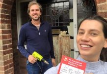Casal em dúvida de qual cor escolher para a porta da frente recebe sugestão do carteiro