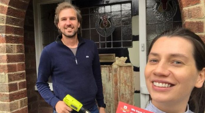 Casal em dúvida de qual cor escolher para a porta da frente recebe sugestão do carteiro