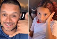 Pai fica pasmo depois de pedir às crianças que gesticulem usando um telefone com a mão