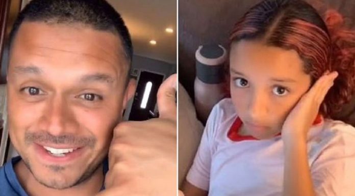 Pai fica pasmo depois de pedir às crianças que gesticulem usando um telefone com a mão