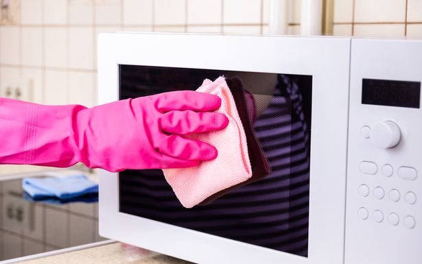 Mãe compartilha maneira infalível de limpar seu microondas sem usar produtos de limpeza