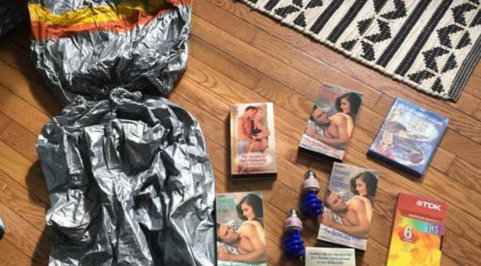 Mulher compra cobertura de piscina e acaba recebendo uma caixa de pornografia vintage