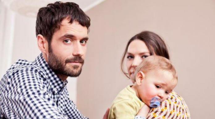 Marido se envergonha de nome que a sua esposa escolheu para o filho de outro homem