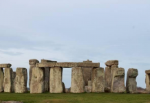 Mistério das enormes rochas verticais de Stonehenge foi resolvido por arqueólogos