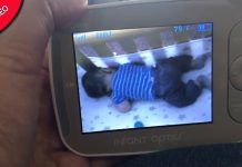 Pai parece assustado como figura paranormal no monitor que parece acordar o filho