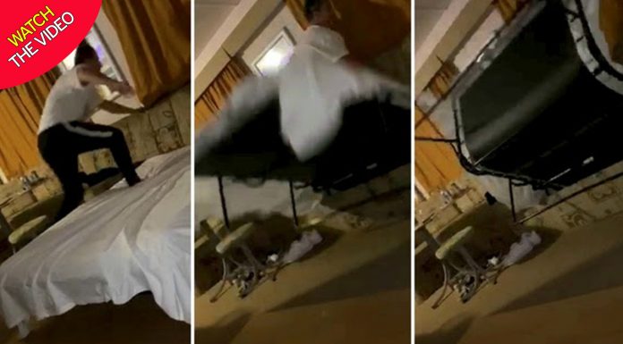 Sofá cama devora mulher enquanto ela tenta trocar os lençóis
