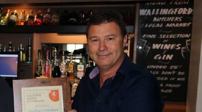 Saiba a razão do proprietário de bar proibir a entrada de menores de 25 anos após às 20h
