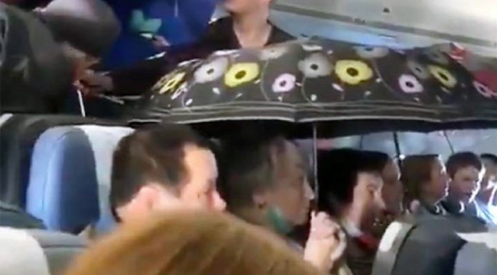 Passageiros em voo russo abrem seus guarda-chuvas após começar a chover dentro do avião