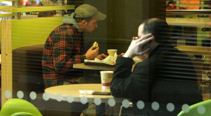 Uma em cada 10 pessoas pensa que seu parceiro comer McDonald's sem eles é traição