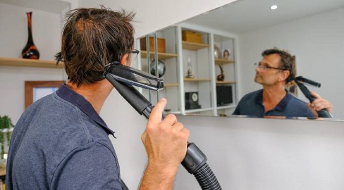 Inventor cria bizarro aparador de cabelo usando tosquiadeira e aspirador de pó