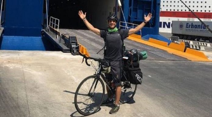 Para encontrar sua família, estudante pedala do norte da Escócia para a Grécia