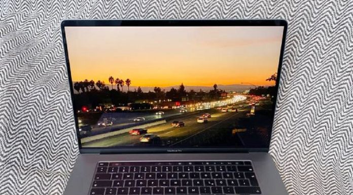 Apple adverte aos usuários de MacBook que cobrir a câmera pode danificar a tela