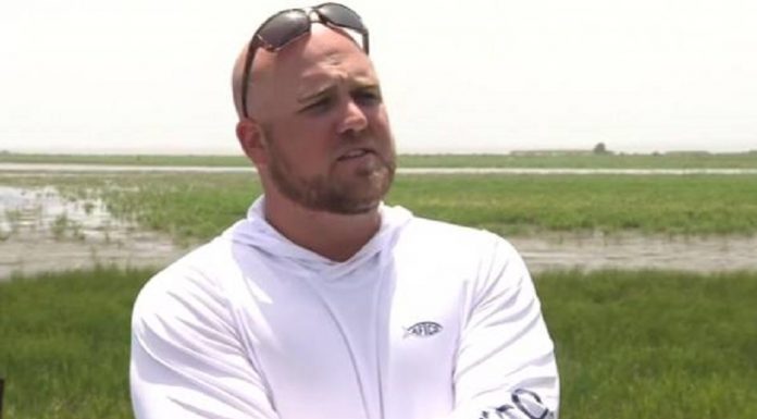 Mergulhador é pego no anzol do pescador