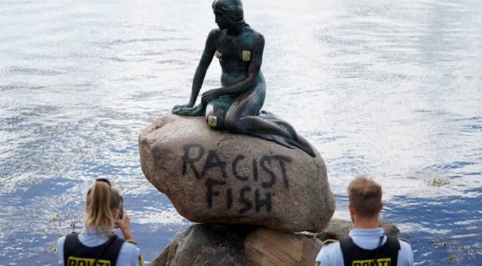 Estátua da Pequena Sereia na Dinamarca desfigurada com grafite de "peixe racista"