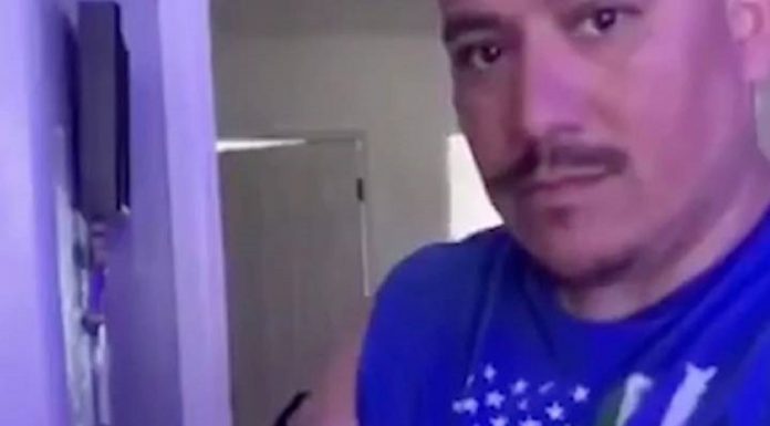 Pai ciumento instala câmera no quarto da filha para vistoriar seu namoro