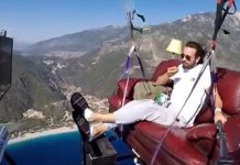 Um instrutor de parapente voou pelo céu enquanto relaxava no sofá assistindo a televisão