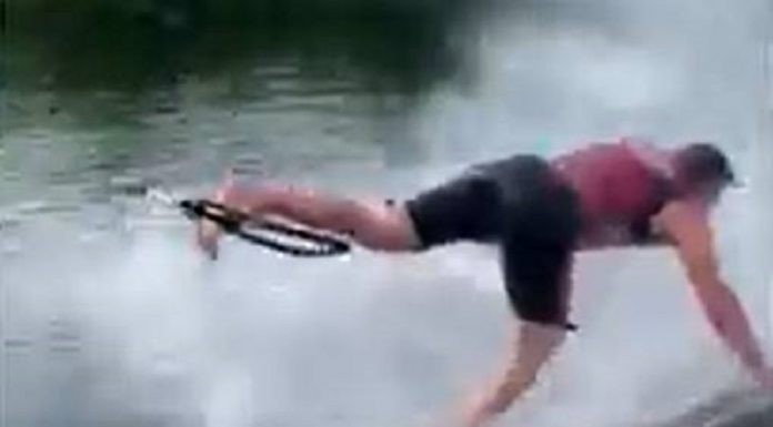 Surfista testa suas habilidades fazendo flexões na água enquanto é puxado pelo pé