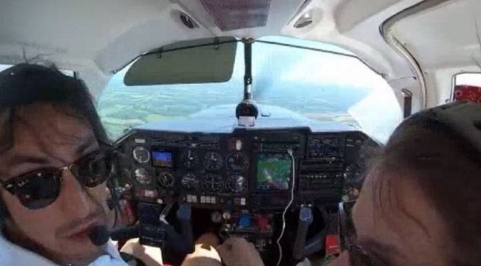 Casal forçado a fazer um pouso de emergência depois que os controles de vôo de seu avião bloquearam