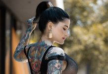 Modelo cobre 70% de seu corpo em tatuagens para evitar comparações com Megan Fox