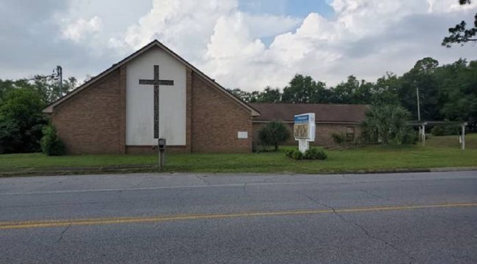 Igreja Presbiteriana diz aos fiéis: 'se juntem a nós e sejam infectados pela santa coroa de Deus'