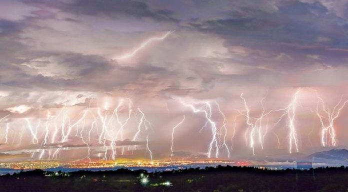 Relâmpago ilumina o céu durante tempestade chamada "A noite de mil garfos"