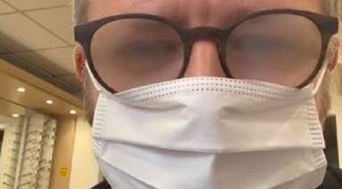 O oculista explica como evitar que os óculos embacem enquanto usa uma máscara facial
