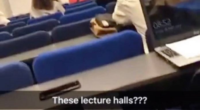 Estudante se infiltra em palestra de direito na universidades, pois seu amigo estava de ressaca