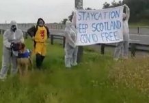 Manifestantes se reúnem na fronteira escocesa dizendo aos ingleses para ficarem longe