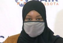 Mulher muçulmana se sente humilhada com o que veio na xícara de café da Starbucks