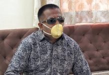 Homem usa máscara facial personalizada de US $ 5.000 feita de ouro puro