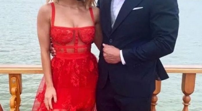 Convidada é acusada de querer chamar mais atenção que a noiva com vestido sexy demais