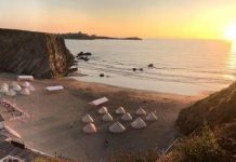 Uma praia da Cornualha foi transformada em um acampamento