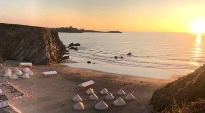 Uma praia da Cornualha foi transformada em um acampamento