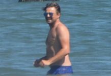 Leonardo DiCaprio brinca na praia com a namorada Camila