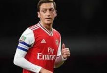 Ozil é visto com o técnico do Istanbul Basaksehir