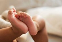 Menino de quatro meses está lutando pela vida em hospital com um homem e uma mulher detidos por 'agressão'