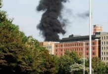 Incêndio na Universidade de Swansea: novo campus arde em chamas com fumaça subindo pelo céu