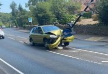 Motorista bate no poste depois de ver uma aranha no carro