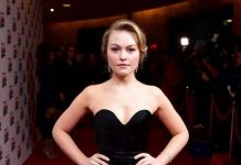A atriz de Poldark, Ciara Charteris, diz que foi estuprada por um amigo há cinco anos