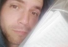 Homem escreve mais de 100 cartas de amor para mulher que lhe deu o "número errado"