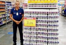 Trabalhador do supermercado que morreu no meio do turno coberto com guarda-chuvas enquanto a loja permanecia aberta