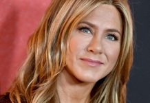 Jennifer Aniston xinga e mostra Courteney Cox durante um jogo barulhento de sinuca