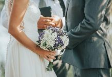 Convidada do casamento envergonhada por vestido branco 'cafona' depois de ser confundida com a noiva