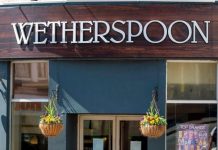 Os clientes da Wetherspoon ficam furiosos enquanto os pubs ficam sem ketchup de tomate